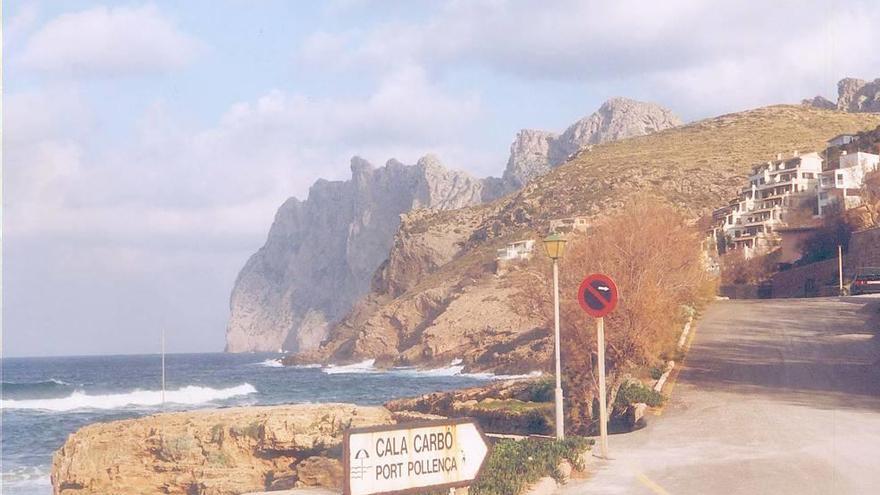 La carretera de acceso a Cala Carbó está muy deteriorada.