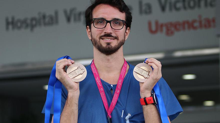 Antonio Camaño con las dos medallas conseguidas en el Mundial Máster de Atletismo.