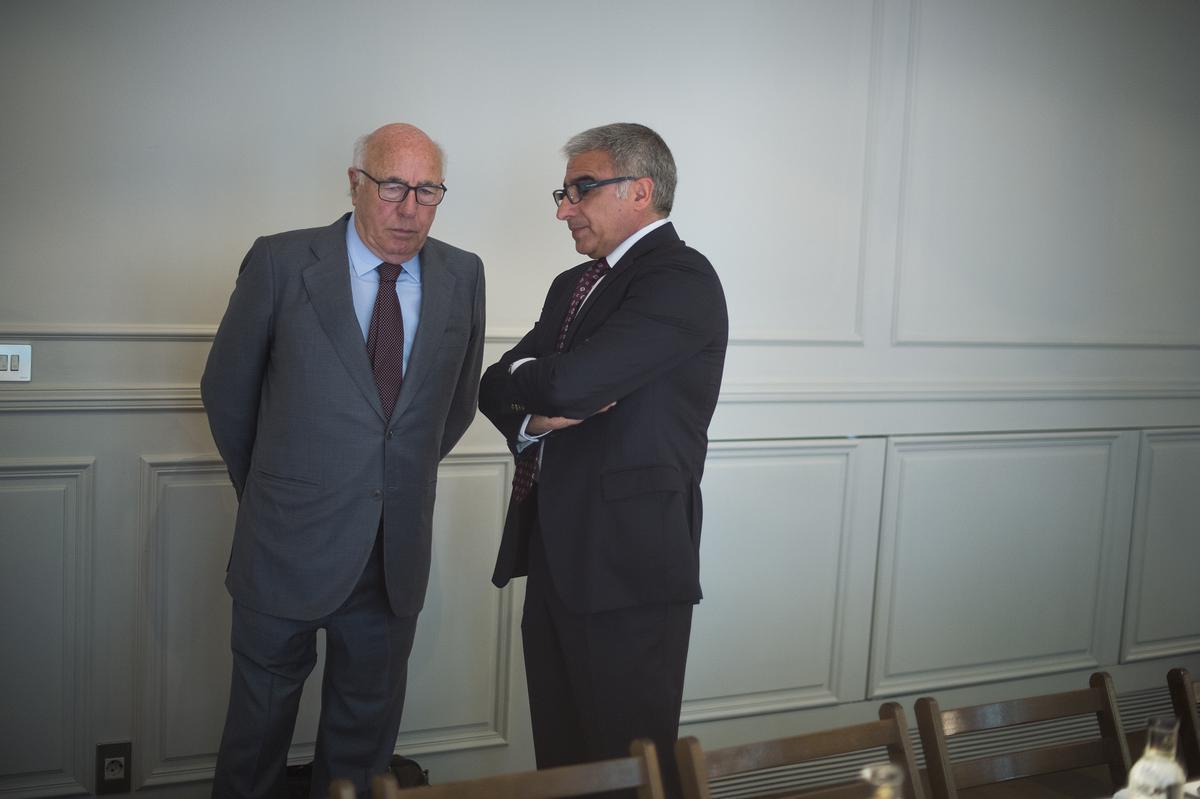 Julio Rodríguez, dcha., consejero delegado de cementos Molins, conversa con Joan Molins, vicepresidente de la compañía , izda