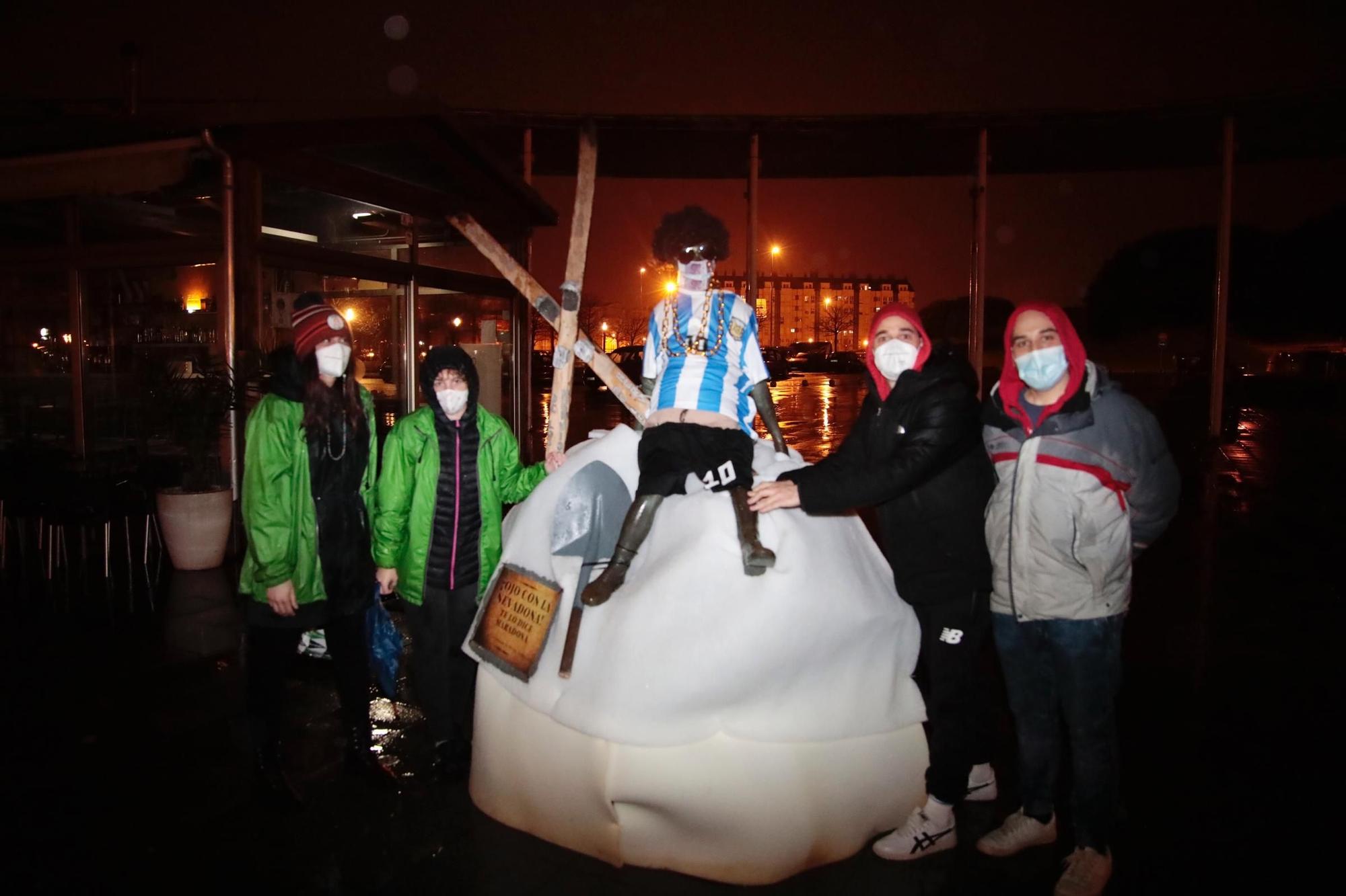 Noche de carnaval en Gijón: las charangas disfrazan a las estatuas