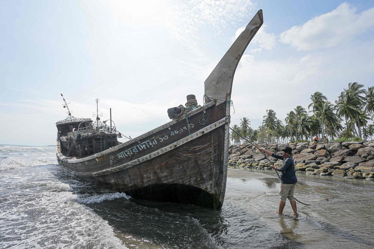 Un barco con casi 200 rohingyas desembarca en la costa de Indonesia