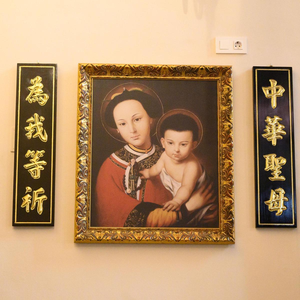Imagen de una virgen María china en la parroquia de San Valero, en Zaragoza.