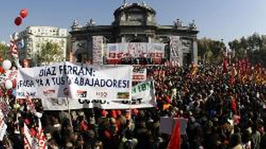 Miles de trabajadores se manifiestan en Madrid contra la actitud empresarial ante la crisis