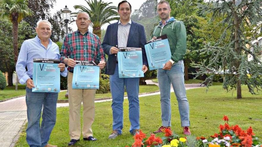 Representantes de las formaciones implicadas y del gobierno local en la presentación del evento.