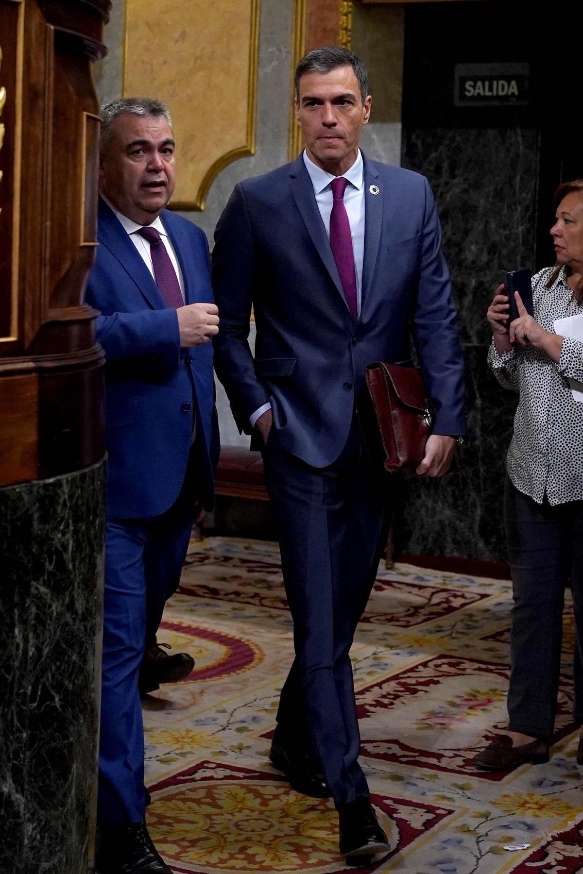 Comparecencia de Pedro Sánchez en el Congreso.  Pedro Sánchez junto a Santos Cerdán durante el pleno.