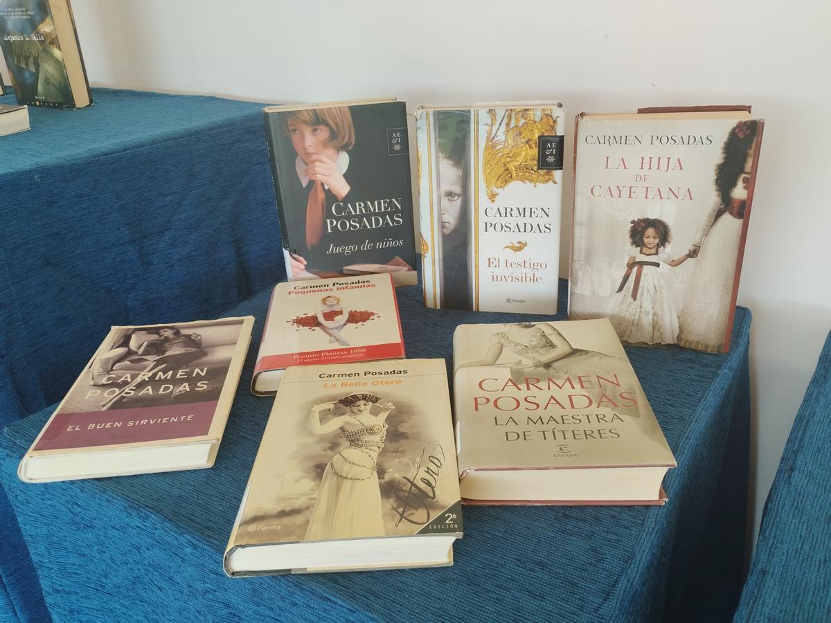 Selección de libros de Carmen Posadas en la biblioteca municipal de Lugo de Llanera.