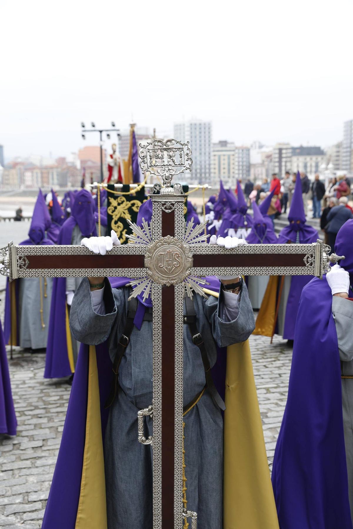 La procesión del Encuentro de Resurrección en Gijón, en imágenes