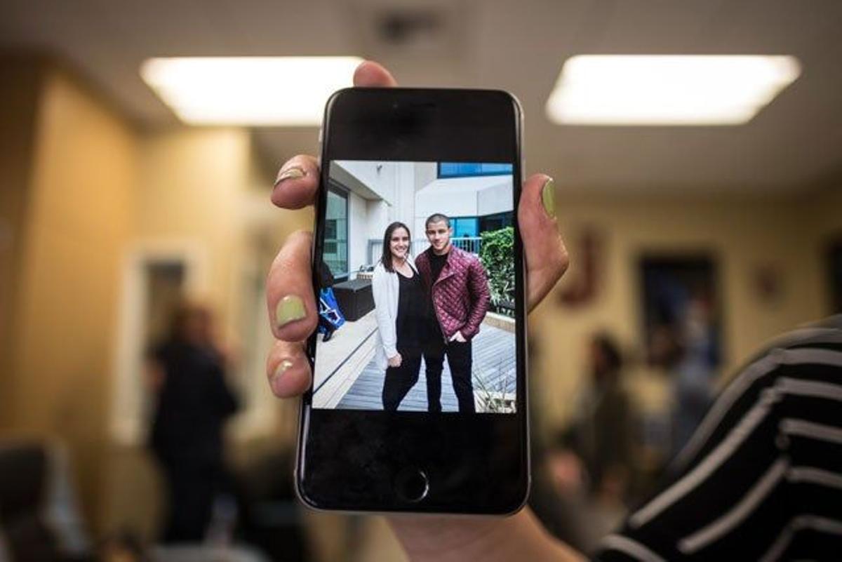 Una fan muestra orgullosa el móvil en el que tiene la foto con Nick Jonas
