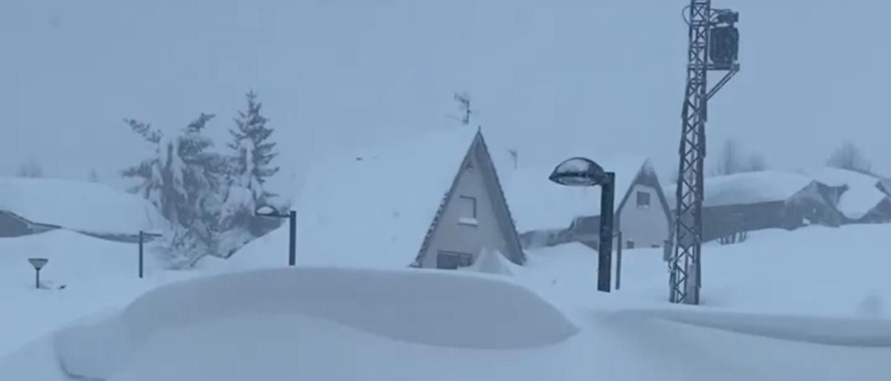 Así es la impresionante nevada en el alto de San Isidro: "Nunca había visto algo así", explica el operario de una quitanieves