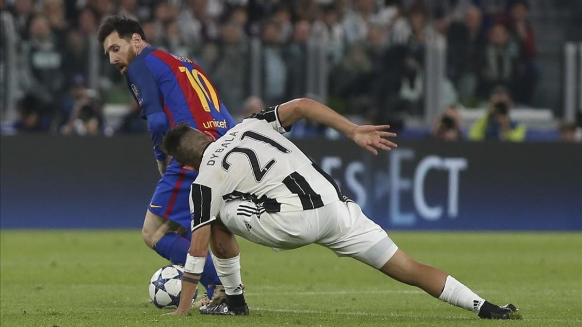 Messi se escapa de Dybala en una acción del Barcelona - Juventus