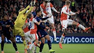 Stepan Chaloupek despeja un balón en el partido de Champions entre Slavia y Arsenal
