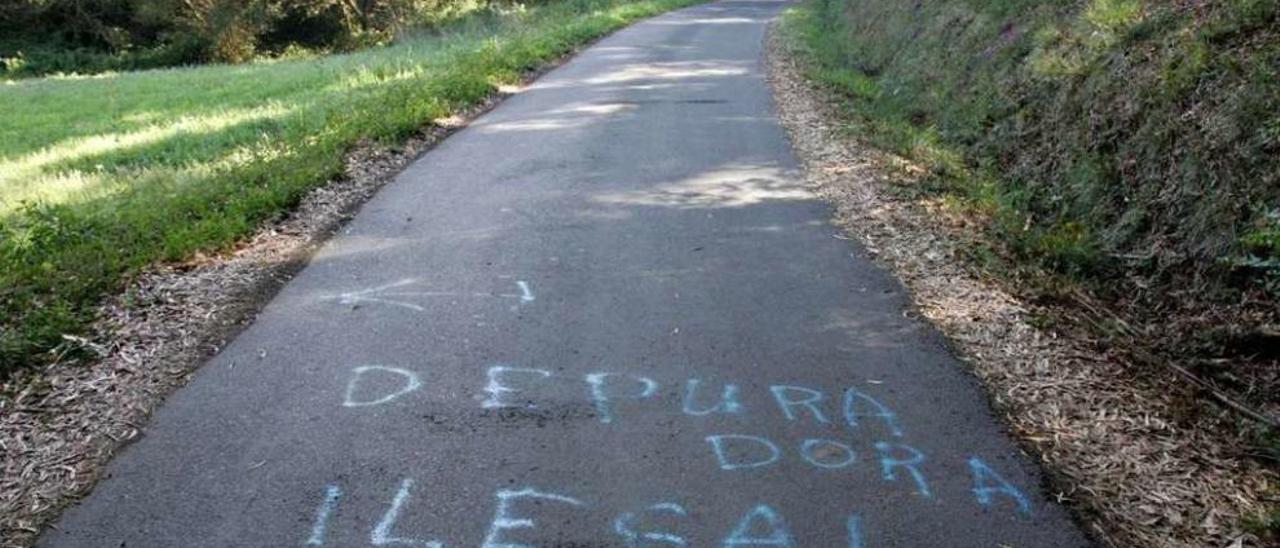 Las pintadas y carteles pueblan la zona del río donde se ubica la depuradora. // Bernabé/Luismy