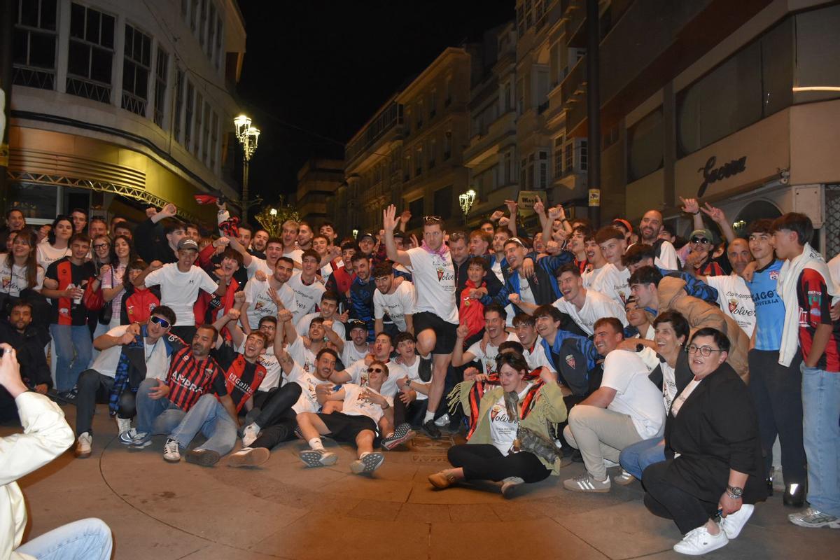 Celebración del ascenso del Lalín en el Kilómetro 0 de la capital dezana.