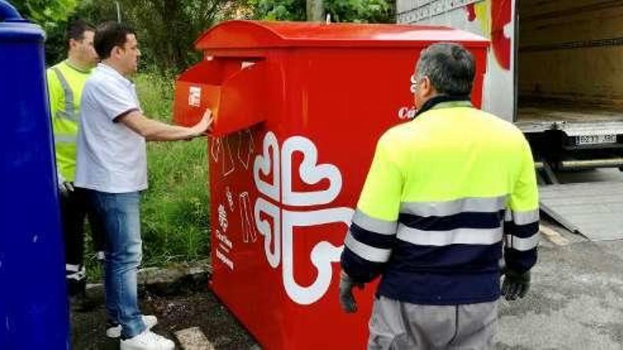 Instalación, ayer, de uno de los contenedores.