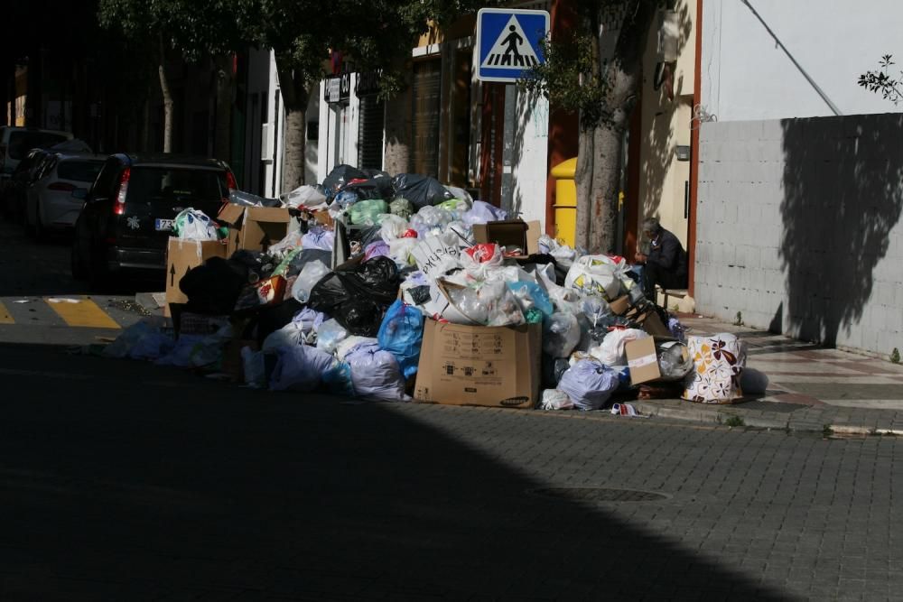 Basura acumulada desde el inicio de la huelga de limpieza en Málaga