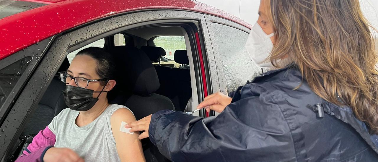 Una mujer recibe la vacuna en Pola de Siero.