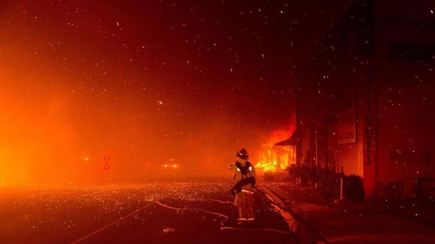 Incendios en California: al menos 12 muertos y 252.000 acres destruidos