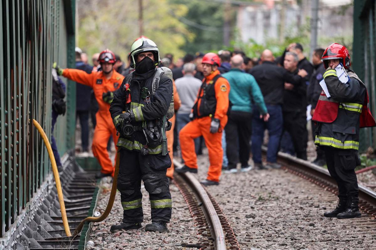 Tren de pasajeros se estrelló contra un tren de mantenimiento en Buenos Aires, dejando al menos 30 personas hospitalizadas, dos de las cuales estaban en estado grave