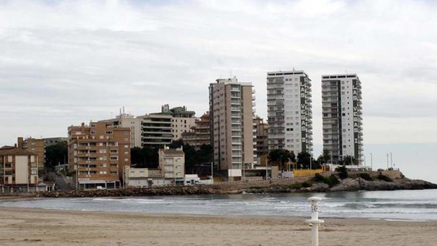 Tres bloques de apartamentos construidos a escasos metros de la playa de la Concha, en la localidad costera de Orpesa.