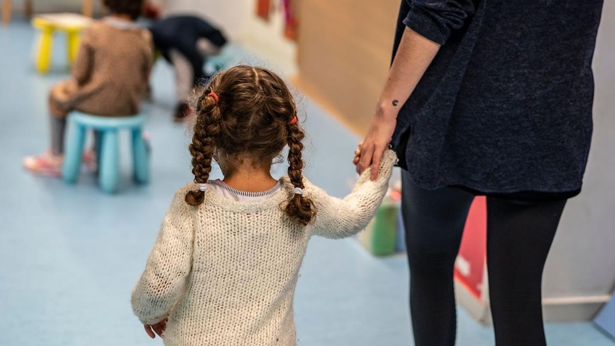 Una niña y una monitora en un espacio de canguro municipal de Barcelona.