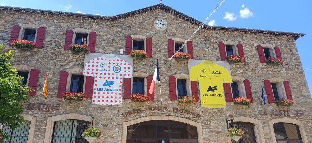 L'ajuntament de Les Angles esperant el Tour