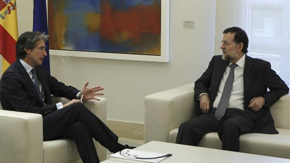 Iñigo de la Serna, presidente de la Federación de Municipios y Provincias (FEMP), con Mariano Rajoy, en una reunión el 2012