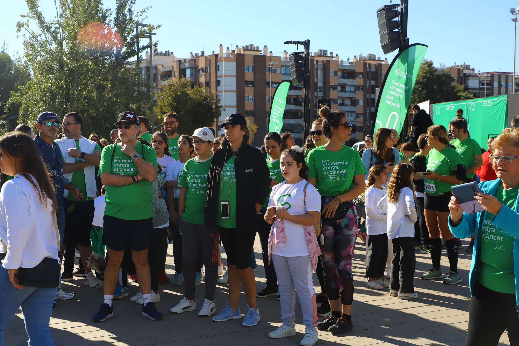 La Asociación Española contra el Cáncer convierte el Vial en una gran marea verde