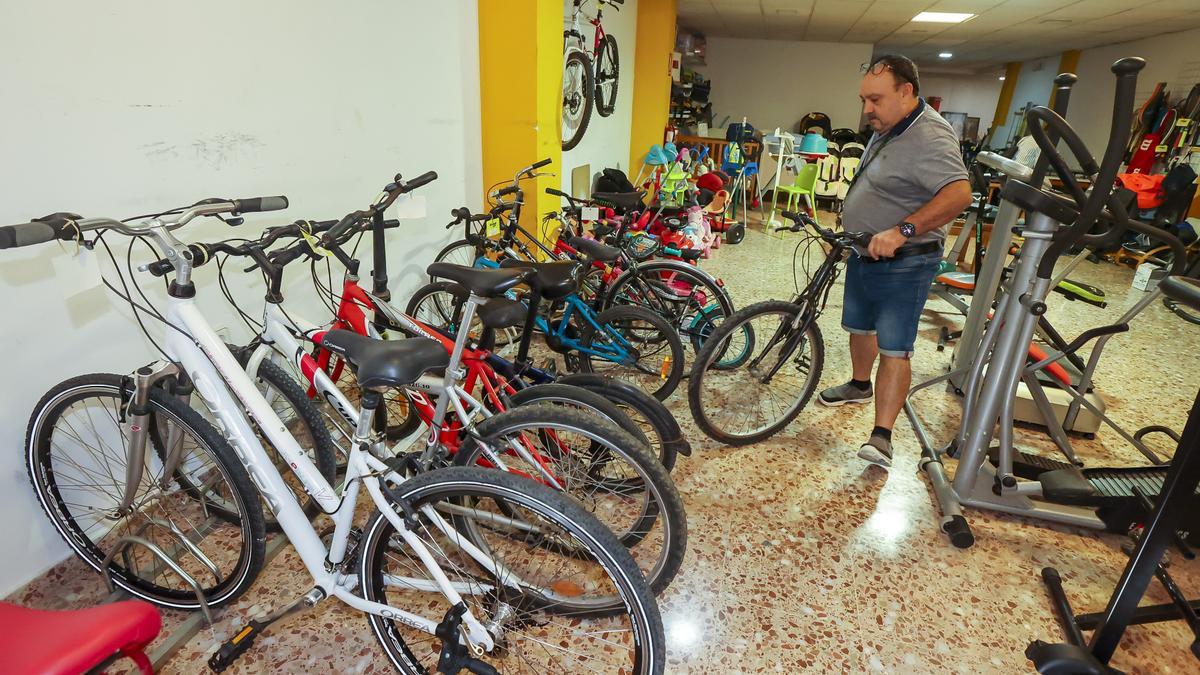 Un comprador probando las bicicletas de segunda mano.