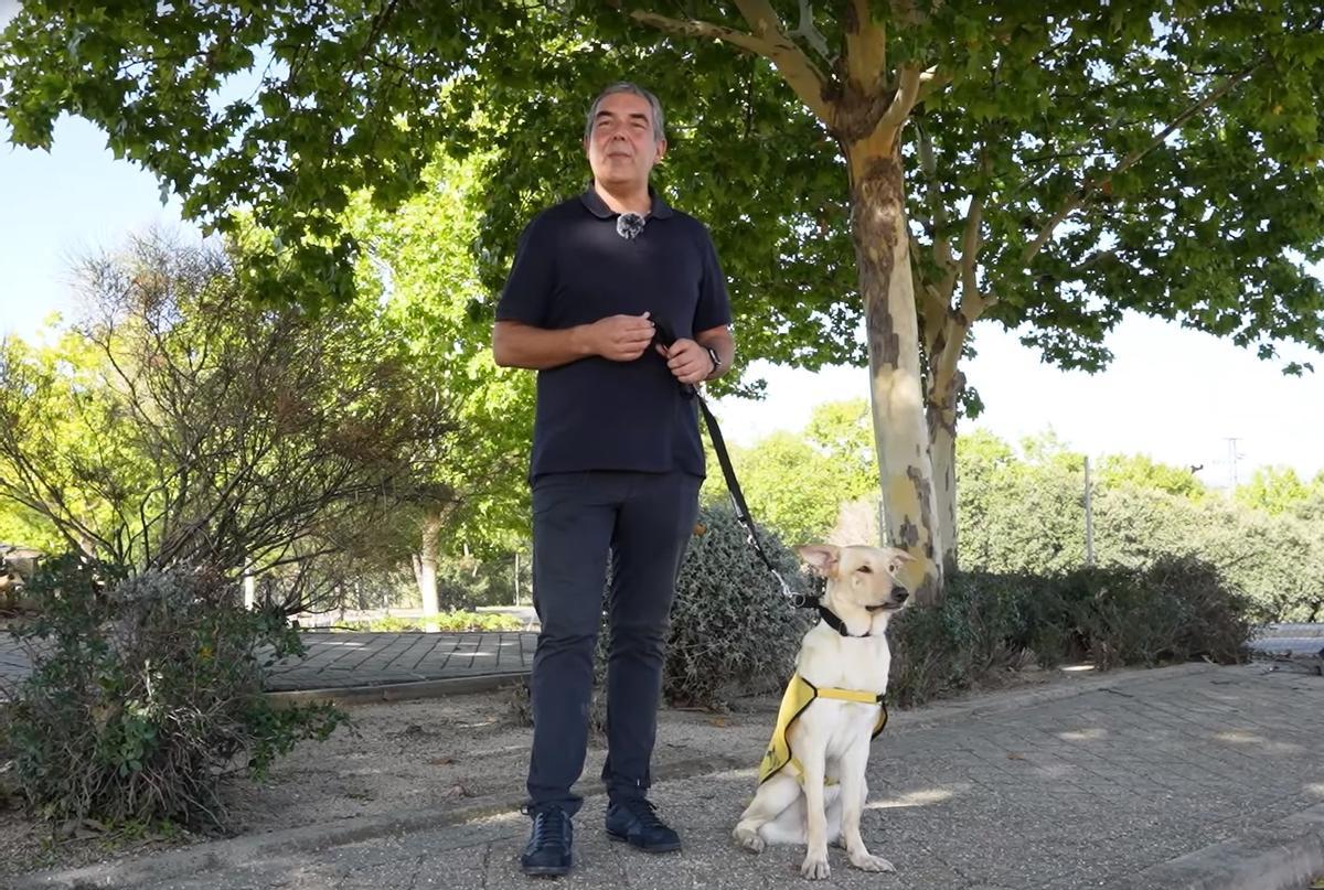 La cachorro Luriña y su instructor, Mario.