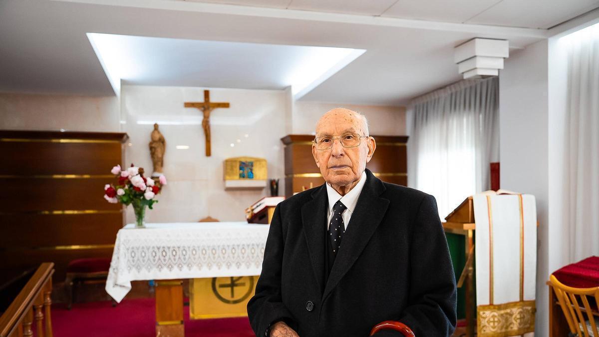 El clérigo más veterano de la diócesis viguesa, Jesús Rodríguez Otero, tiene 103 años: «Me gusta vestir elegante todos los días»
