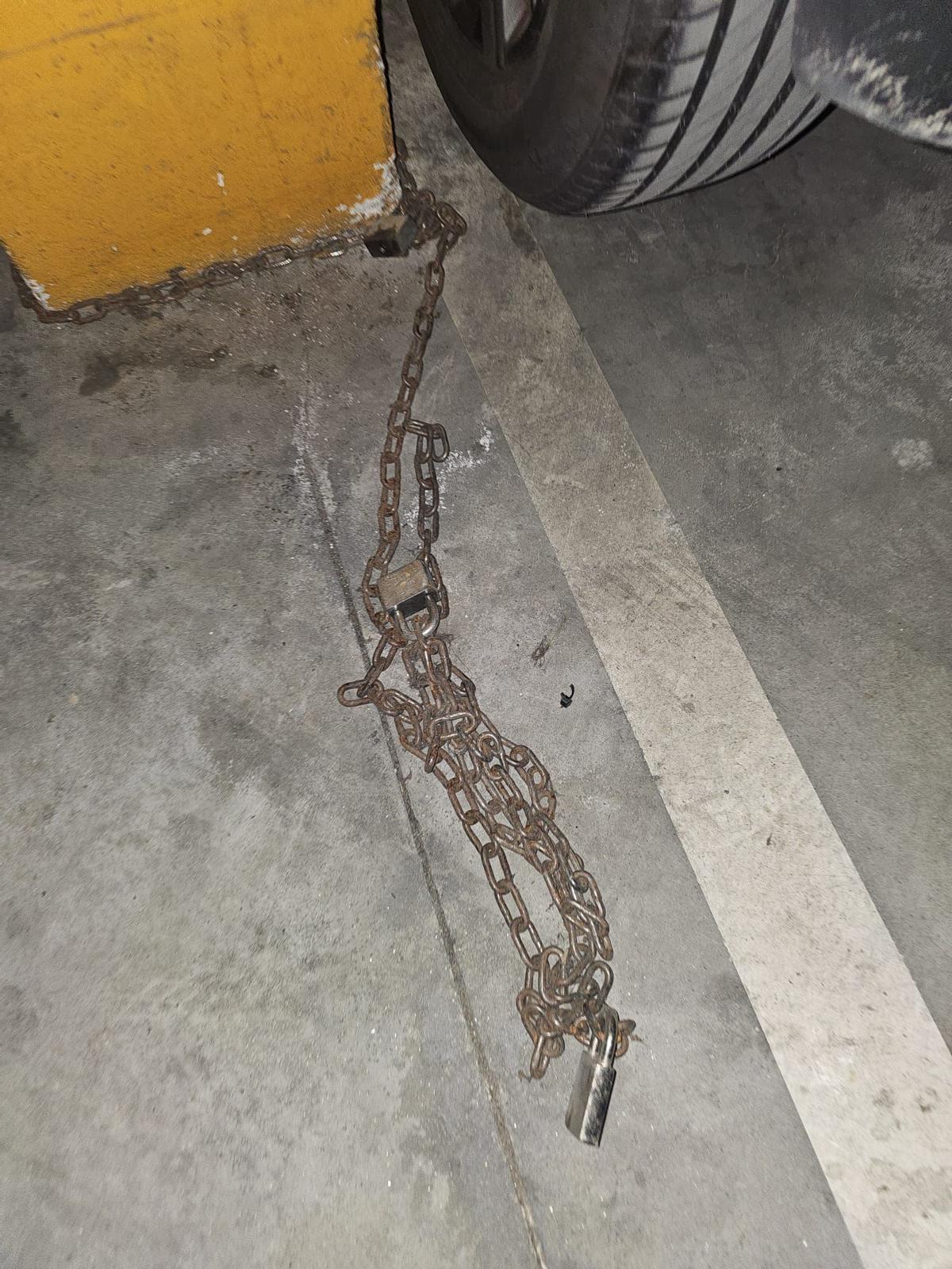 Candado arrancado de la motocicleta que un varón intentó sustraer.