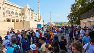 Aficionados del FC Barcelona accediendo al Estadi Olímpic de Montjuïc un día de partido