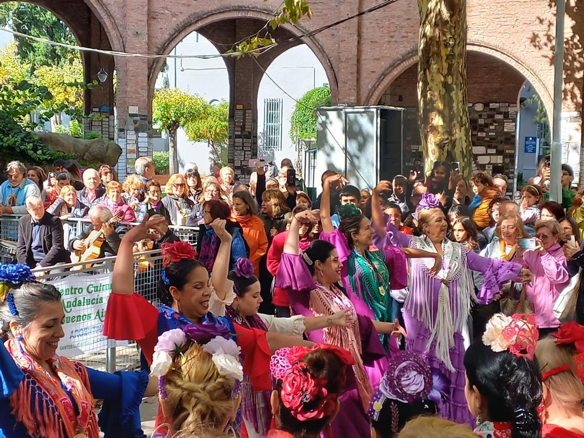 Miembros de la Hermandad de Santos Lugares bailando en su romería