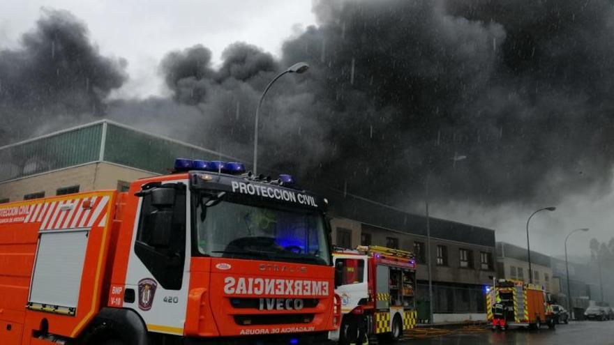 Arde una nave en el polígono de Trabanca Badiña, en Vilagarcía