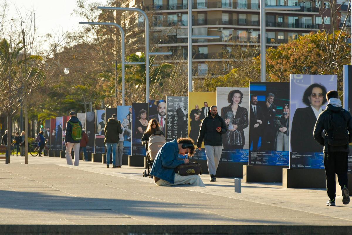 El público barcelonés se detiene ante las fotografías de la Academia para conocer la historia de los catalanes que han ganado un Goya. La muestra fotográfica que estará instalada en Glòries hasta el próximo 1 de marzo. Barcelona, 4 de febrero de 2026.