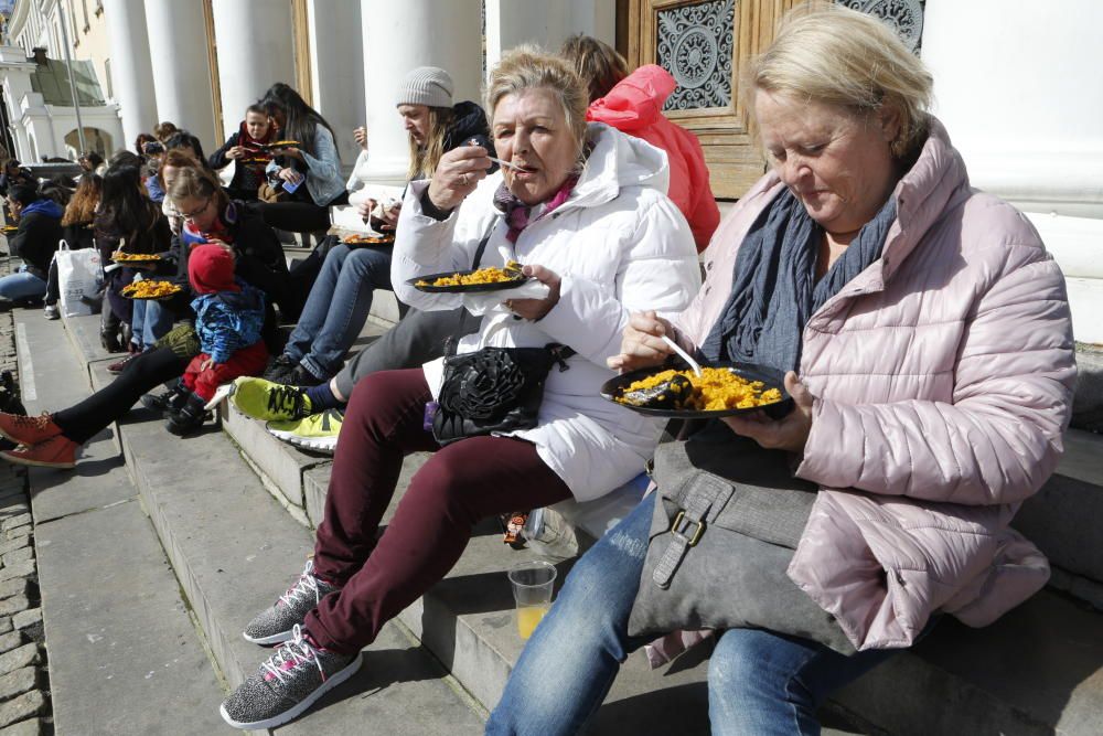 La música alicantina, el arroz, los trajes tradicionales triunfan en el desfile por Göteborg