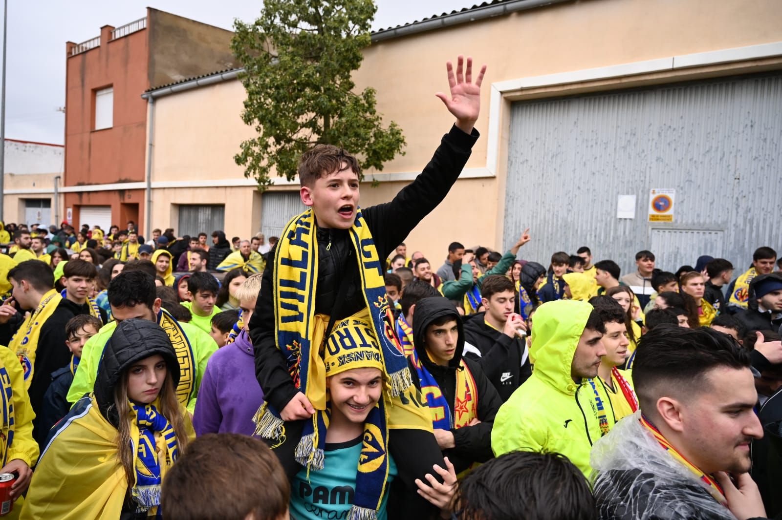 Fotogalería | La lluvia no frena las ganas de la afición del Villarreal de ver a su equipo en la final de Champions