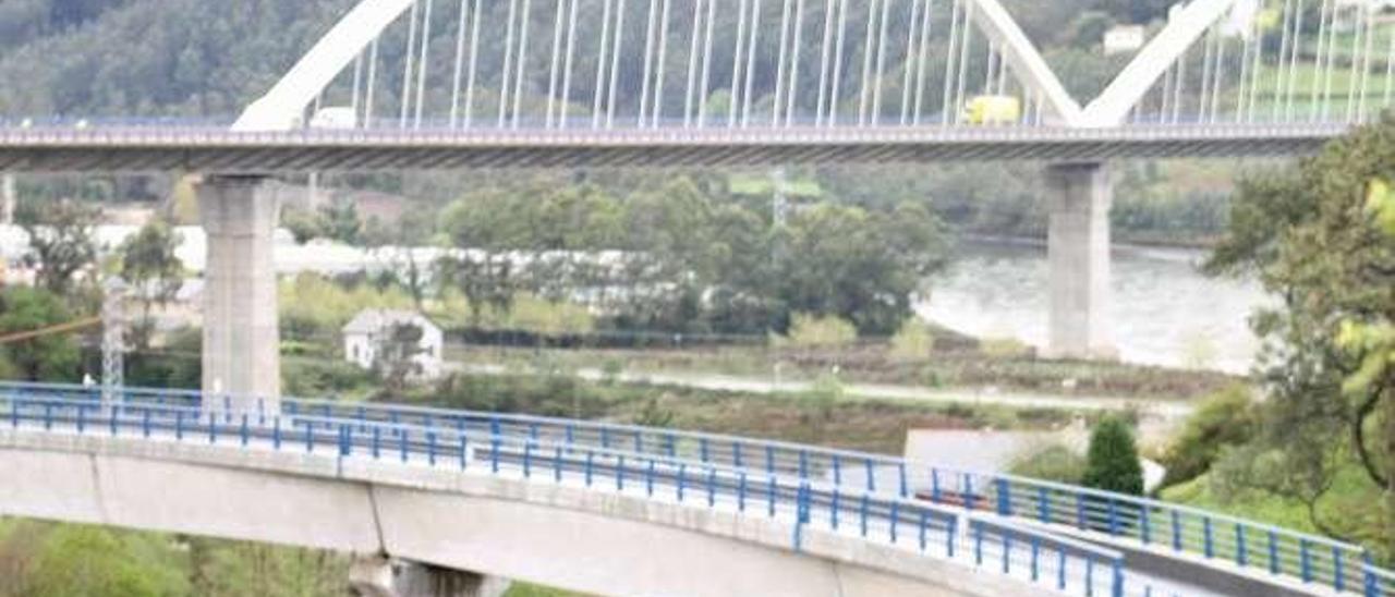 Un tramo del ramal de Ence, con el viaducto de la A-8 al fondo.