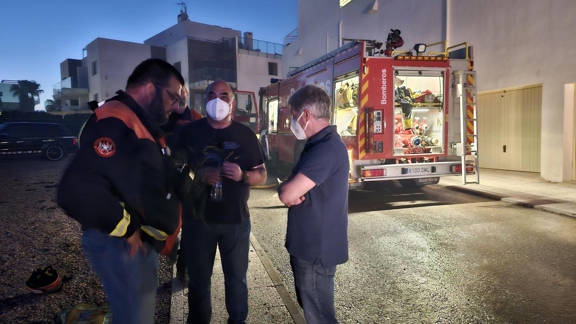 Las llamas del incendio en Orihuela Costa