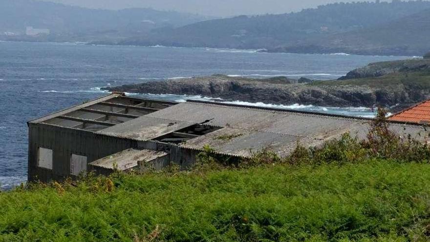 Nave en la que el Concello quiere construir el museo del litoral de Sorrizo.