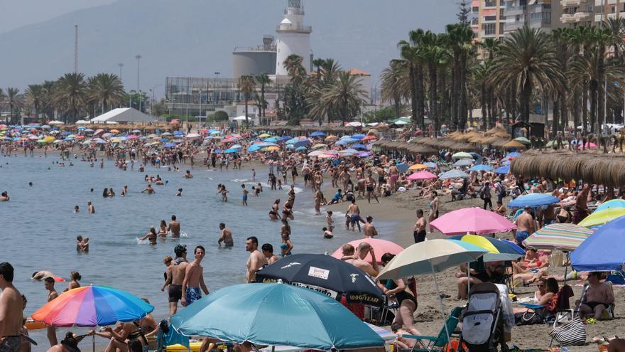 Málaga renueva las siete banderas azules de sus playas