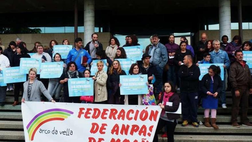 Protesta de las Anpas de Moaña en el Concello contra la Lomce. // FdV