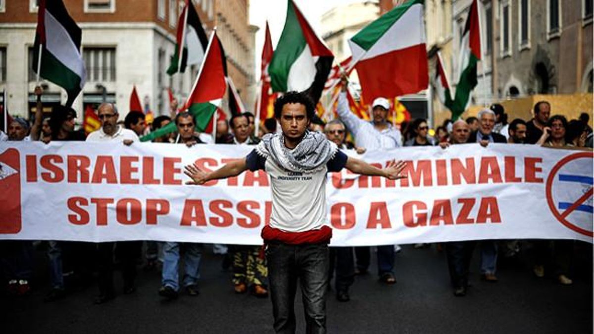Centenars d’italians es manifesten a Roma per protestar contra l’atac israelià contra els cooperants.