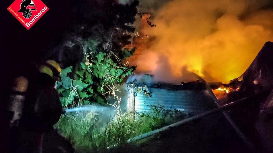 Arde una casa de campo abandonada en Torrellano