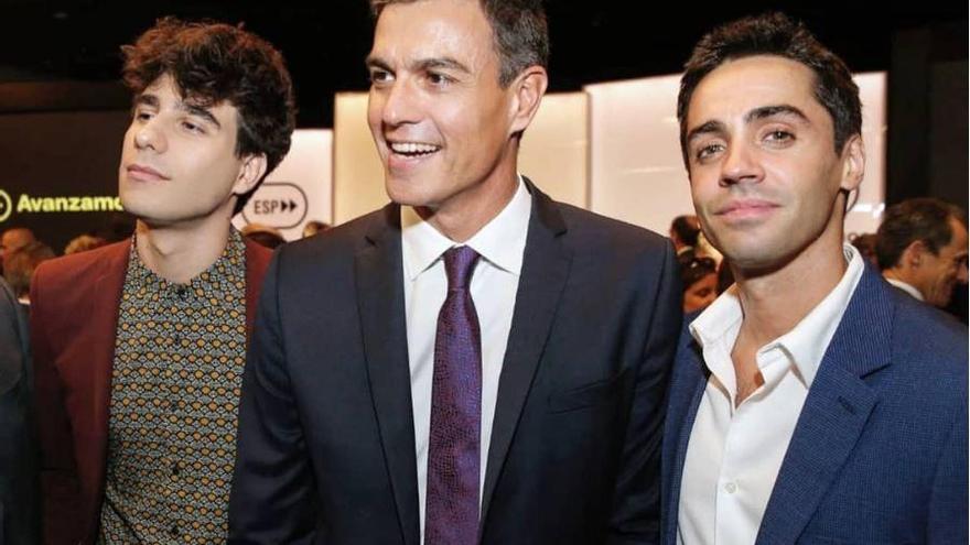 Pedro Sánchez, en una imagen de archivo con Los Javis