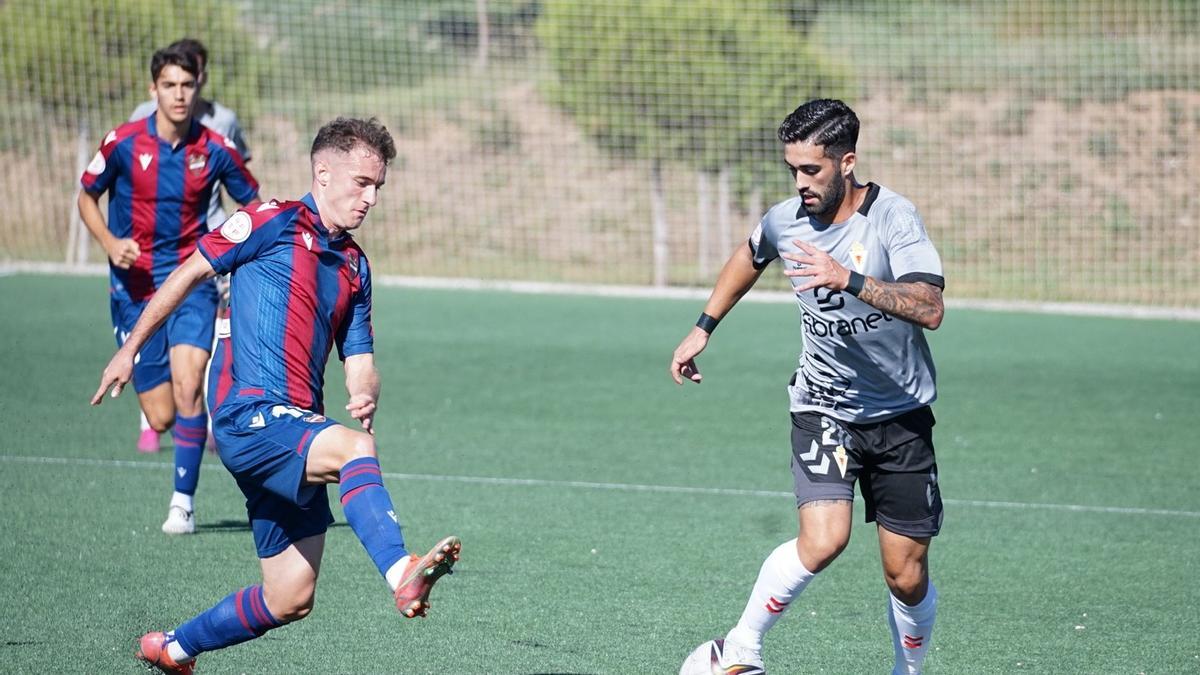 Dani García, en una acción del partido ante el Levante B