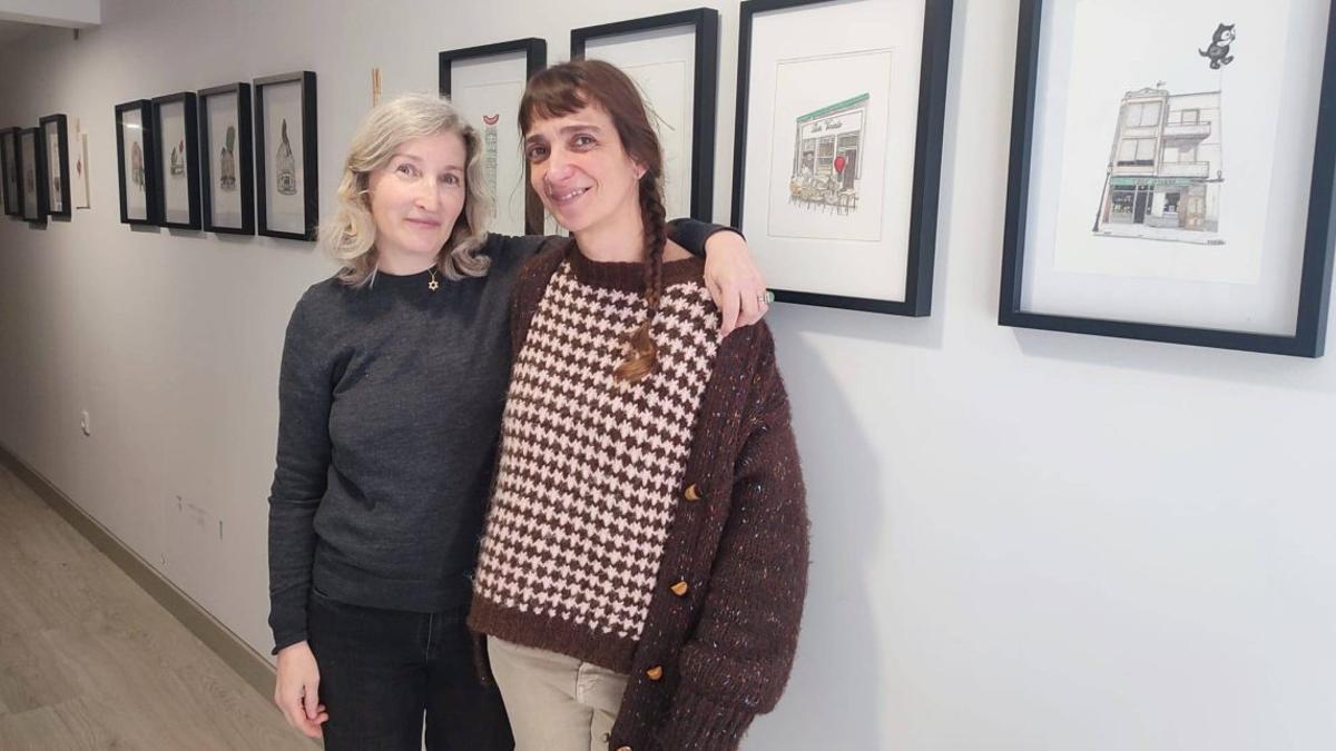 Mónica Ramos Hidalgo (izquierda), junto a Rosa Encinas, en la inauguración. | B. B.