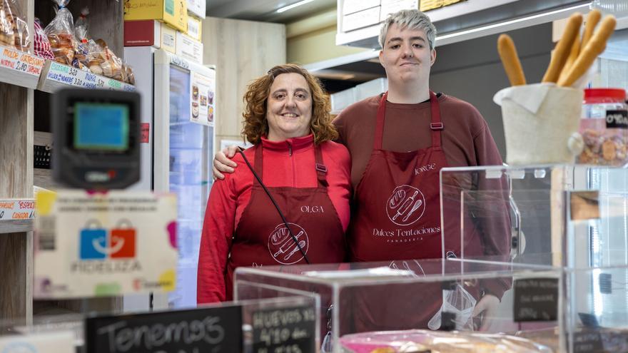Madre e hijo se aventuran y cogen el traspaso de la panadería Dulces Tentaciones en un barrio de Zaragoza: "Tenemos muchas más cosicas que pan"