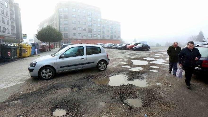 Aparcamiento habilitado en una parcela cedida al Concello en la Avenida de Castelao. // Alfredo Hernández