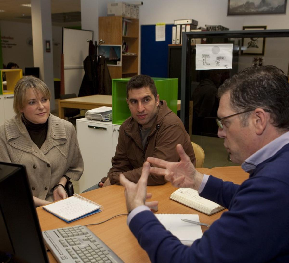 Rafael Vigil conversa con dos emprendedores en el semillero en una imagen de archivo. | FERNANDO RODRÍGUEZ